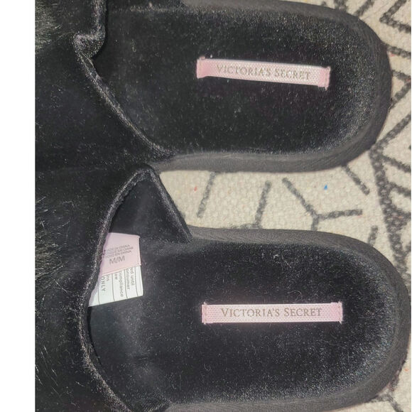 VICTORIA'S SECRET CRUSHED VELVET BLACK SLIP ON SLIPPERS with POM, SZ MEDIUM 7-9 - Picture 4 of 11